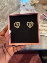 Cargar imagen en el visor de la galería, Initial Earrings
