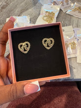 Cargar imagen en el visor de la galería, Initial Earrings
