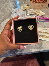 Cargar imagen en el visor de la galería, Initial Earrings
