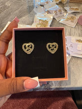 Cargar imagen en el visor de la galería, Initial Earrings
